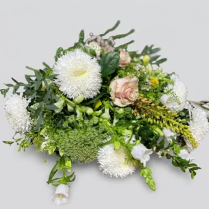 Gerbe à la main Éternité fleurs blanches et vertes pour cérémonie - La Maison Fleurie Douai